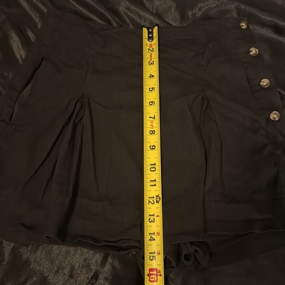 Vince Pleat Front Shorts In Black‎ Linen Blend Size 6 Side Button Closure EUC - Picture 7 of 8